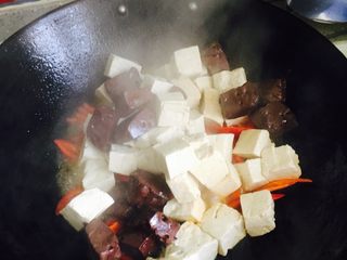 10、猪血豆腐,倒入豆腐猪血块