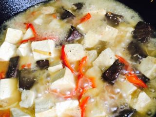 12、猪血豆腐,加入高汤或白开水炖七八分钟