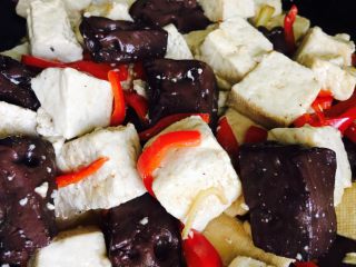 13、猪血豆腐,待收干撒少许鸡精关火出锅码盘