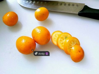 2、金桔膏,金桔切片。它的籽千万不要扔哦，它可是好东西(✪▽✪)