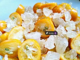 4、金桔膏,冷藏好的金桔放蒸锅蒸，蒸到冰糖完全融化即可。最后倒入砂锅收下水份就搞定了