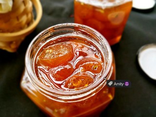 5、金桔膏,趁热装瓶子然后倒扣。有起真空的作用。可以保存得更久。