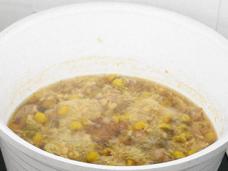 2、养颜花膏,大火煮开后转小火煮30分钟。