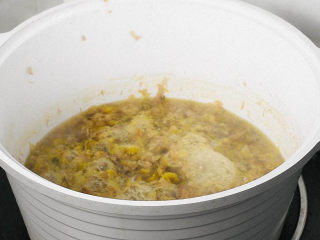 4、养颜花膏,煮过的花继续加水再煮，重复煮开再滤水的步骤。一共3次。第一次加的水最多，第二次和第三次，适当减少加水量。