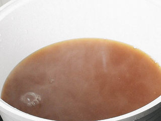 5、养颜花膏,三次过滤出来的水，一起倒入锅内。大火煮。