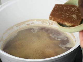 6、养颜花膏,煮到水分剩三分之一时，放入红糖。改小火煮。