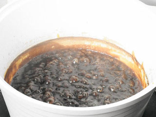 7、养颜花膏,煮到浓稠时，要一直搅拌。