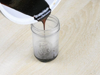 8、养颜花膏,装瓶。