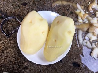 1、芝士焗土豆泥,先将土豆去皮后洗净