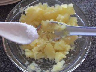 6、芝士焗土豆泥,加入1/8食用盐