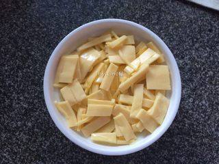 11、芝士焗土豆泥,均匀地放在土豆泥上