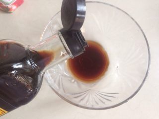 2、酸甜豆腐条,调酱汁，碗里加入生抽和老陈醋。