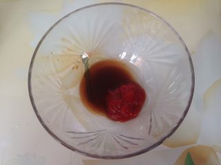 3、酸甜豆腐条,加入番茄酱。