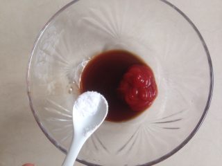 4、酸甜豆腐条,加入盐。