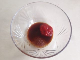 5、酸甜豆腐条,加入糖。