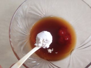 6、酸甜豆腐条,加入水和生粉。