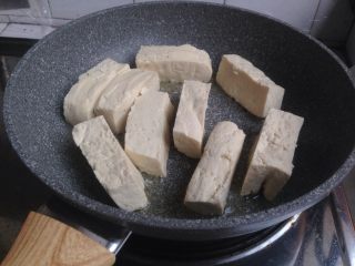 8、酸甜豆腐条,法焙客的麦饭石锅加油，加热，放入豆腐条。