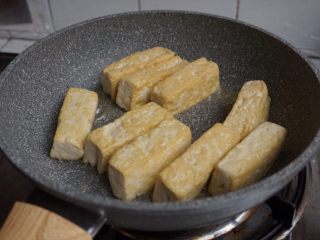9、酸甜豆腐条,煎至两面金黄，大概七分钟。