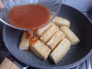 10、酸甜豆腐条,然后将酱汁倒入锅里