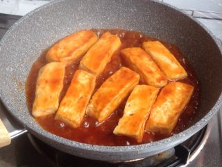 11、酸甜豆腐条,两面都翻动一下。