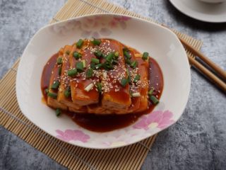 12、酸甜豆腐条,再煮两三分钟，快收汁的时候即可盛盘。