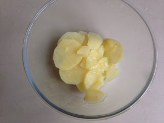 3、土豆糯米饼,隔水蒸熟