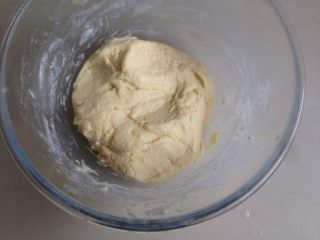 9、土豆糯米饼,揉成不太粘手的面团。