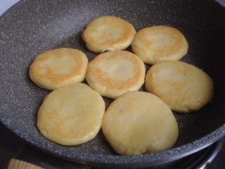 12、土豆糯米饼,煎至金黄，再翻面煎另一面