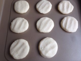 10、土豆糯米饼,分成八等份，揉圆，用手掌压扁放在盘子上，沾上葱花