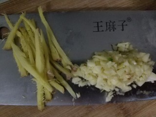 1、爆炒大头虾,姜切丝，蒜剁成末备用