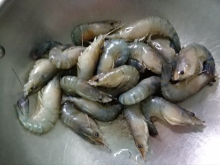 2、爆炒大头虾,虾洗干净剪去须挑去虾线备用