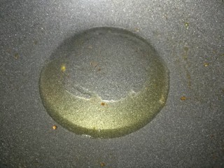 3、爆炒大头虾,热锅放油