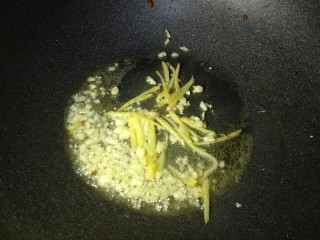 4、爆炒大头虾,先放入姜蒜炒出香味