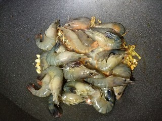 5、爆炒大头虾,然后放入虾翻炒