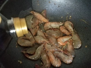 6、爆炒大头虾,加入酱油，料酒，少许白砂糖
