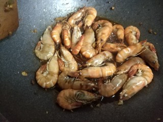 7、爆炒大头虾,翻炒均匀