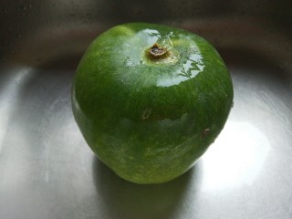 1、冬瓜汆丸子,现冬瓜一个。