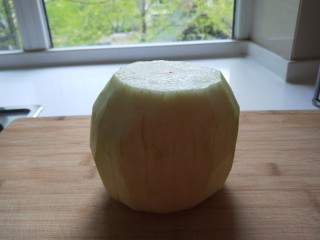 2、冬瓜汆丸子,去掉老皮。