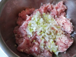 5、冬瓜汆丸子,加入10克葱姜末,2克鸡精。