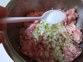 6、冬瓜汆丸子,加入1.5克盐。