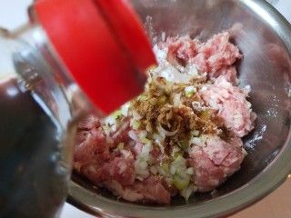 8、冬瓜汆丸子,加入15克美味鲜酱油,1.5克十三香。