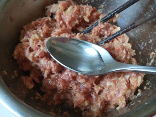 9、冬瓜汆丸子,加入适量水。