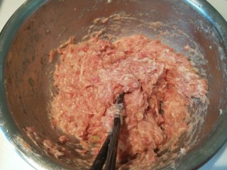 10、冬瓜汆丸子,往一个方向搅拌上劲。