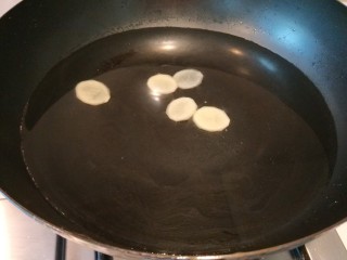 13、冬瓜汆丸子,锅中放适量水烧开,放入5片姜。