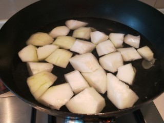 14、冬瓜汆丸子,放入冬瓜煮软。