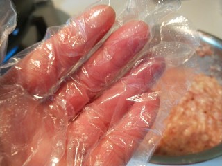 15、冬瓜汆丸子,戴上一次性手套。