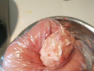 16、冬瓜汆丸子,用挤出丸子,在用钢勺放入锅中。