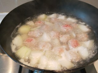 17、冬瓜汆丸子,挤完了大火烧开。