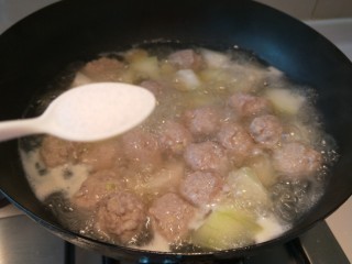 18、冬瓜汆丸子,煮五分钟即可,加入适量盐。