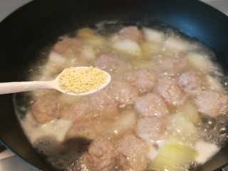 19、冬瓜汆丸子,鸡精调味儿。